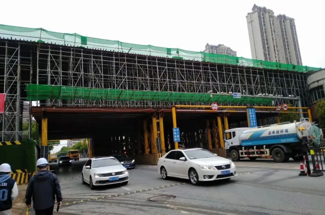 南表环高快公路（八一互通至迎宾互通段）高架桥左幅跨南莲路现浇箱梁底腹板顺利浇筑实现